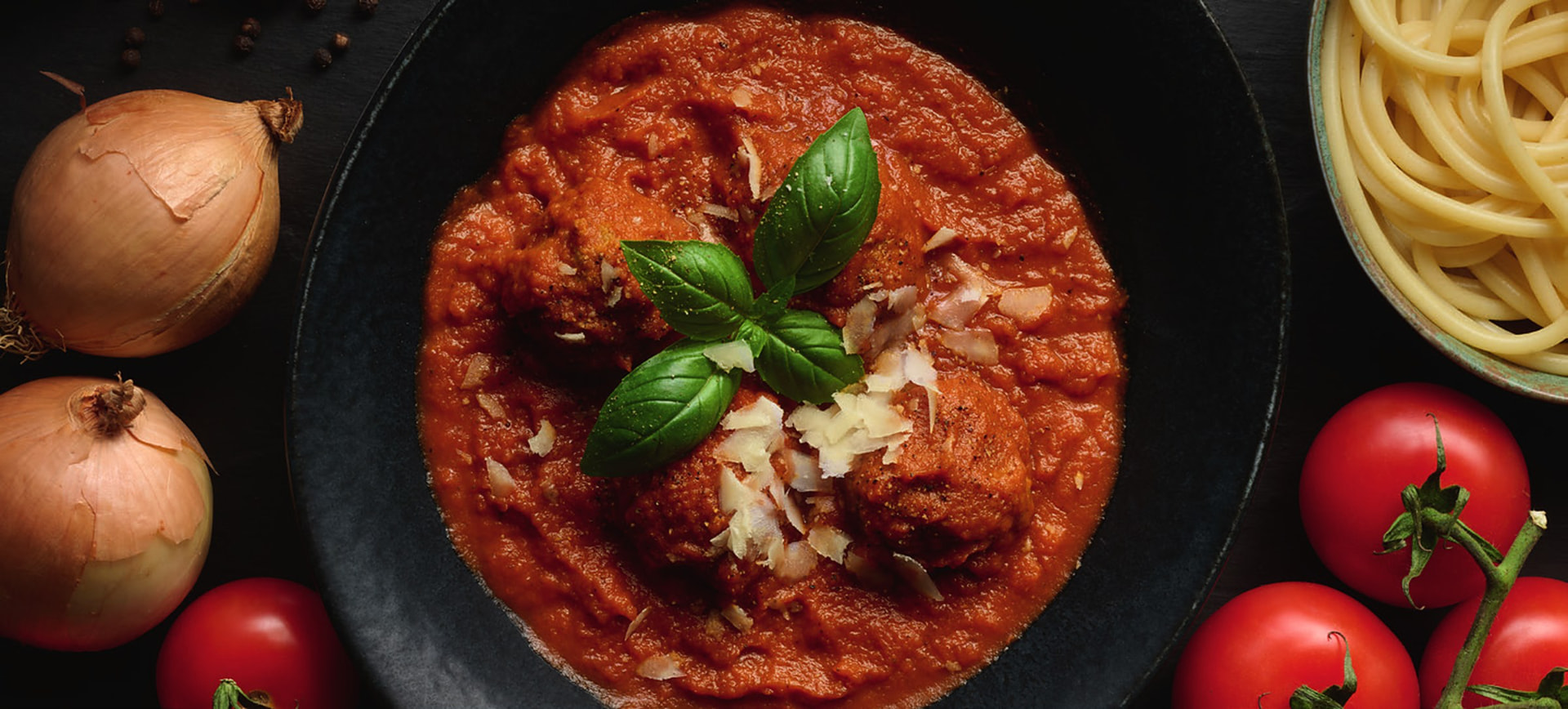 Kødboller i fyldig tomatsauce med basilikum, parmesan og pasta